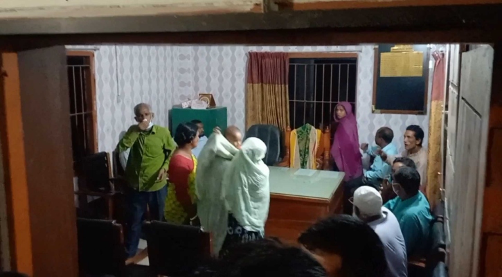 টাকার বিনিময়ে ভিডব্লিউবির চাল বিতরণের অভিযোগ, ১১ ইউপি সদস্য আটক 